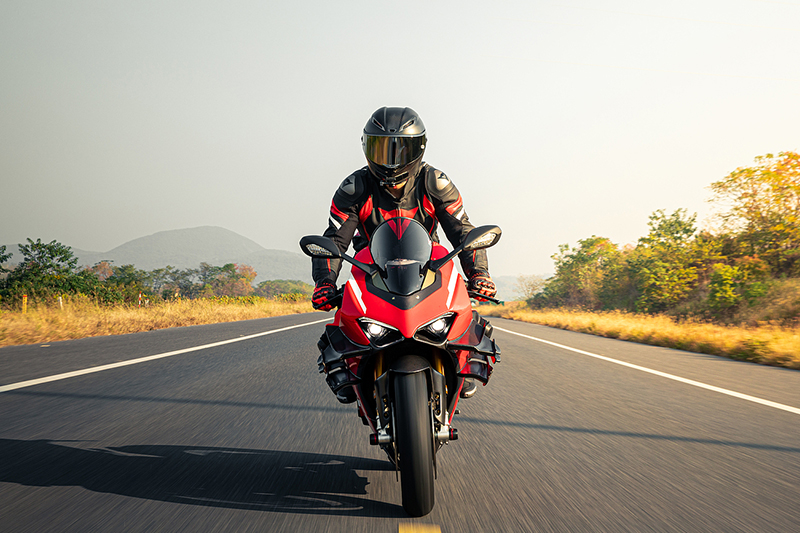 Equipo profesional para motocicletas: proporciona protección segura para la conducción y protege cada paso del viaje